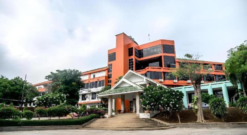 Beverly Hill Park Hotel Nakhon Sawan Exterior foto