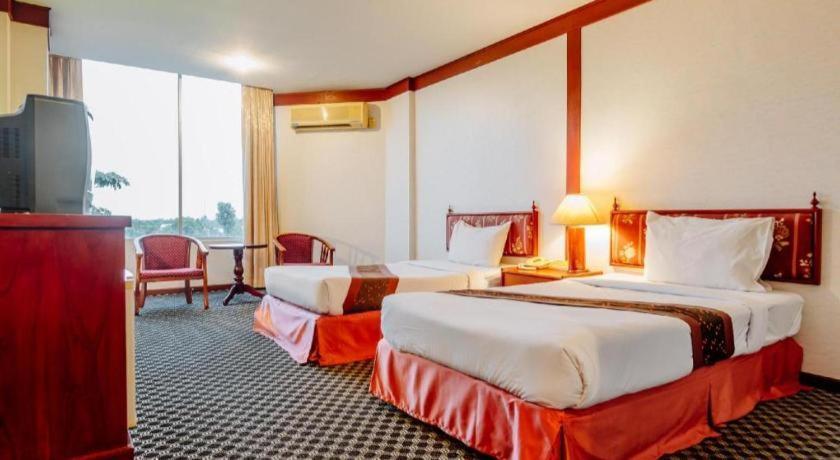 Beverly Hill Park Hotel Nakhon Sawan Exterior foto