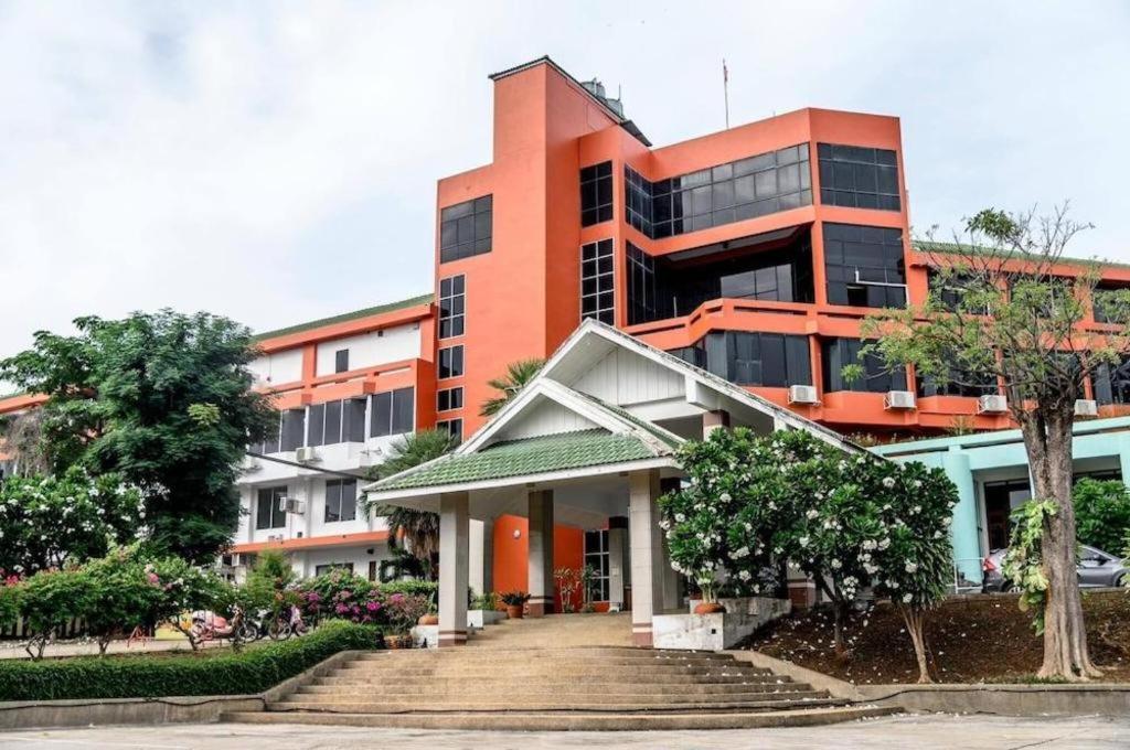 Beverly Hill Park Hotel Nakhon Sawan Exterior foto
