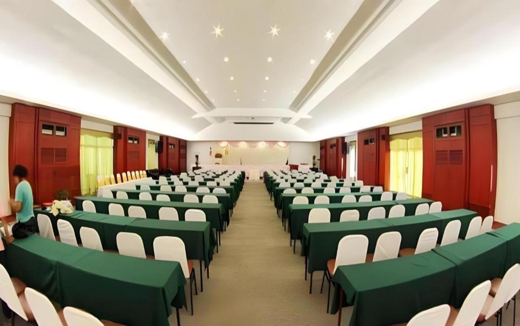 Beverly Hill Park Hotel Nakhon Sawan Exterior foto